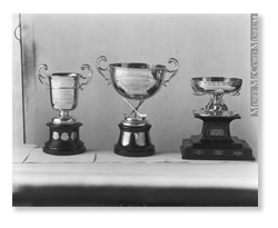 Coupes des ligues de hockey des banquiers canadiens et des banquiers de Montréal (1924) Wm. Notman & Son