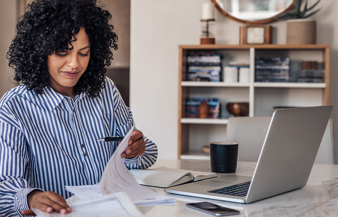Femme travaillant depuis chez elle