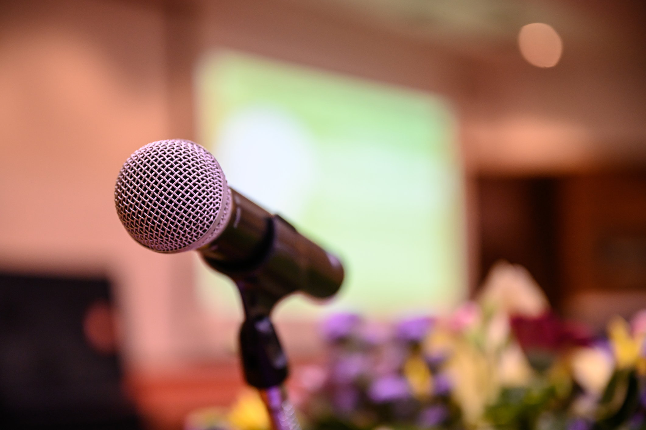 Photo d’un microphone mis en évidence avec un arrière-plan flou